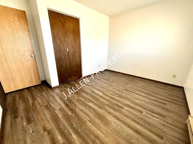 Building Photo - Spacious 2 bed