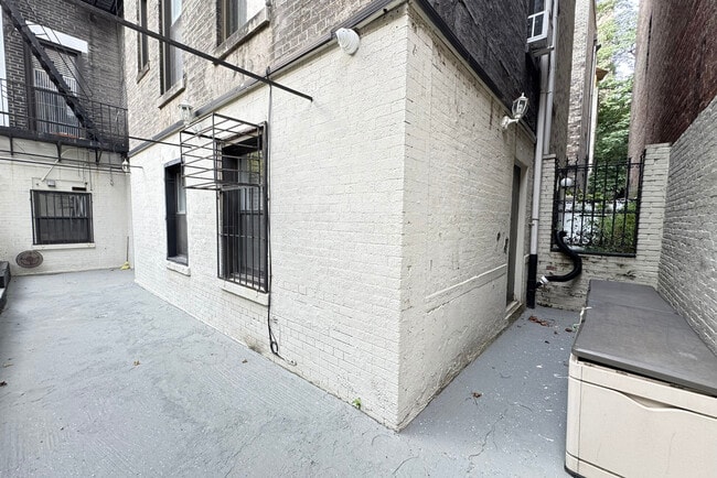 Building Photo - 860 W End Ave