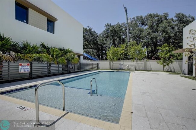 Building Photo - 4151 S oaks Pl