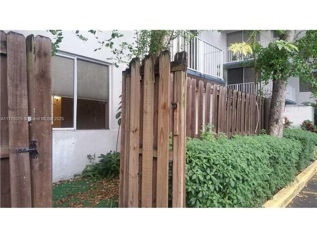 Building Photo - 1720 NW N River Dr