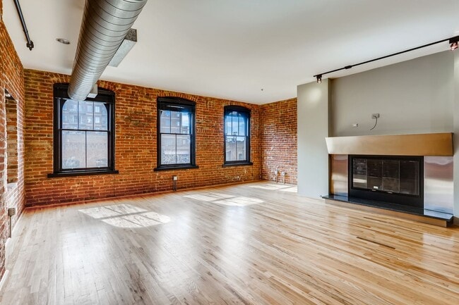Building Photo - 3 Bedroom 2 Bath Loft Living At It's Finest In LODO! Wireworks Building