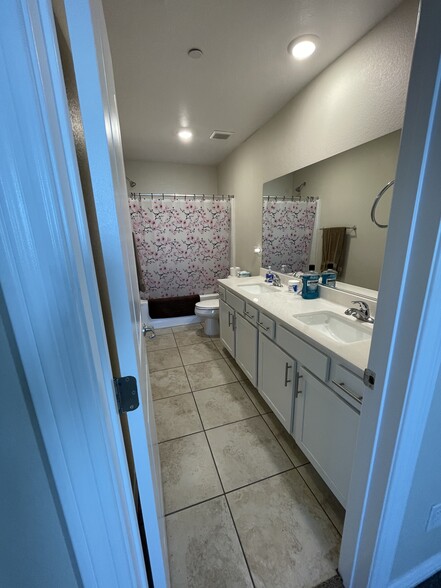 Bathroom 2 w/double vanity - 365 Rosefinch St