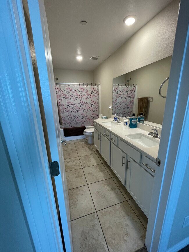Bathroom 2 w/double vanity - 365 Rosefinch St