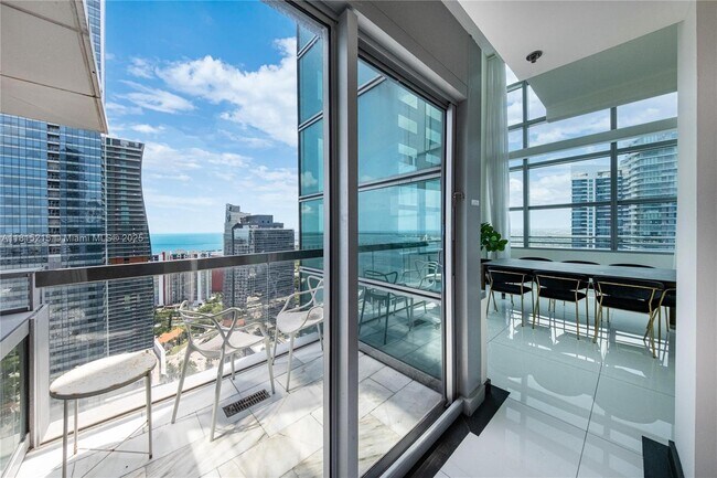Building Photo - 1395 Brickell Ave