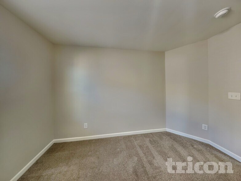 Building Photo - 424 Hyder Ct