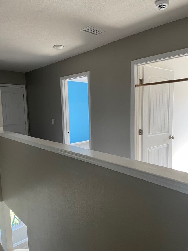 Building Photo - 4 bedroom 2 bath