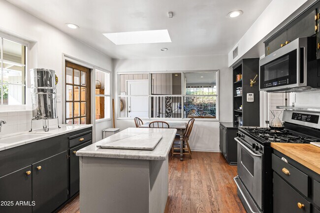 Building Photo - 4631 E Pinchot Ave