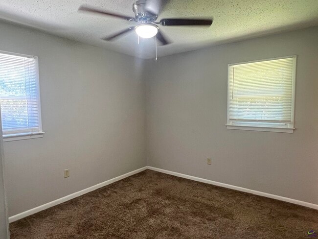 Building Photo - 211 Laverne Dr