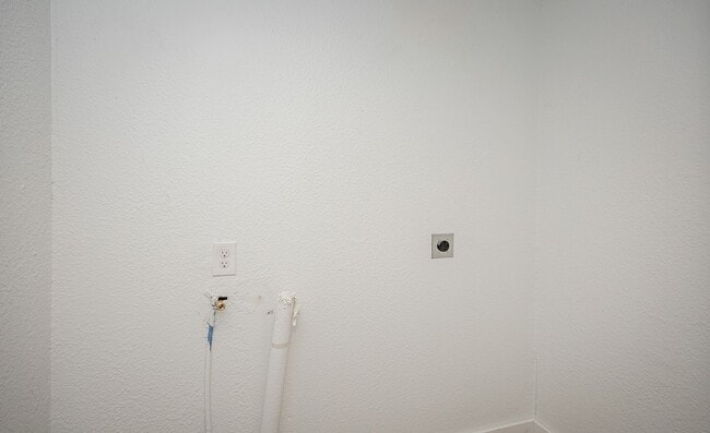 Building Photo - Freshly Renovated Rental Property!