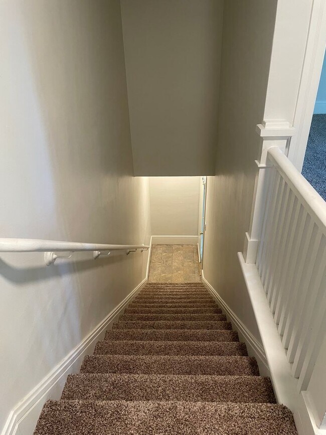 Building Photo - Two Bedroom 1 Bathroom Upstairs Unit