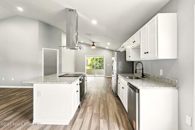 Building Photo - 460 Martigues Dr