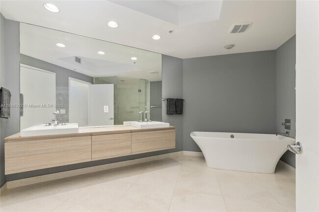 Building Photo - 17301 Biscayne Blvd