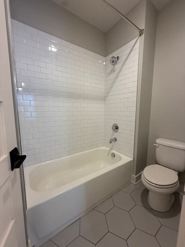 Building Photo - Modern 1 Bedroom Condo in the Heart of Melrose