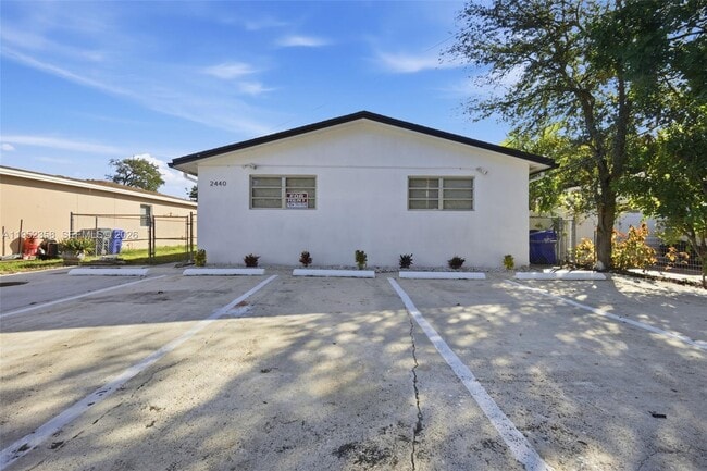 Building Photo - 2440 Hayes St