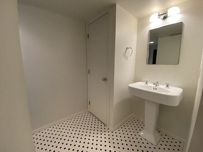 Building Photo - Charming 3-Bed, 2-Bath Gem with Fully Fenced Yard in Lynden