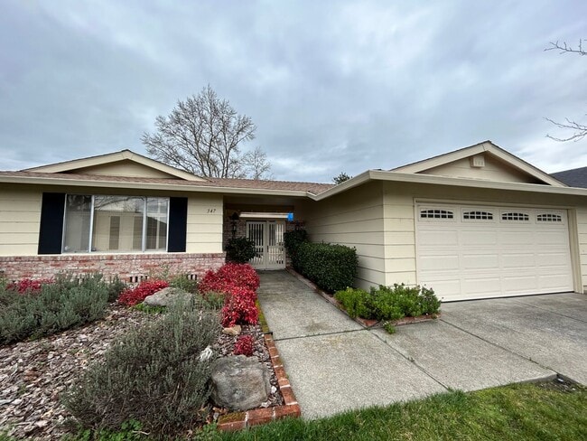 Building Photo - Charming 3bd/2ba Golf Course in Oakmont!