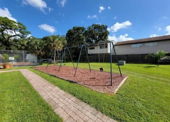 Building Photo - 1115 Longfellow Rd