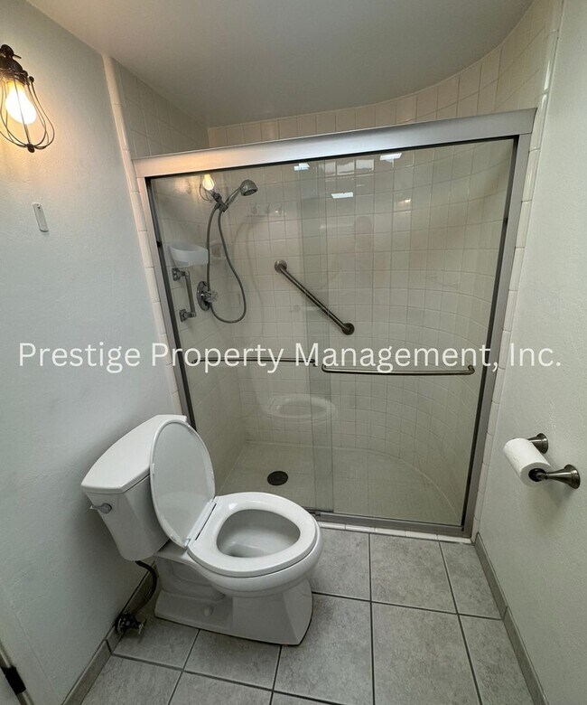 Building Photo - Beautiful Townhouse Overlooking The Golf C...