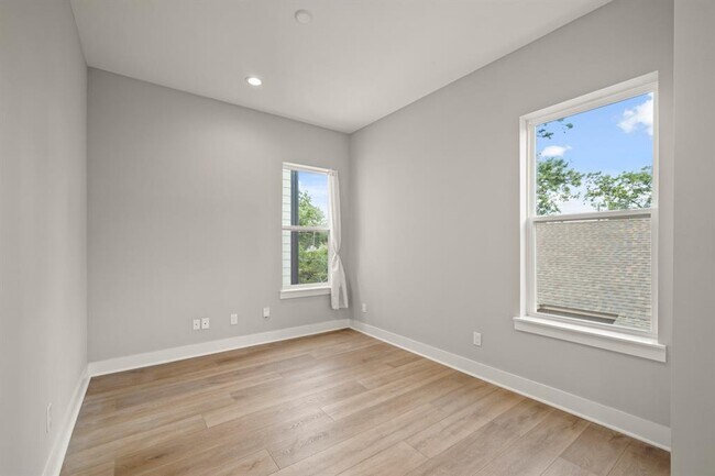 Building Photo - 823 Woodcrest Dr