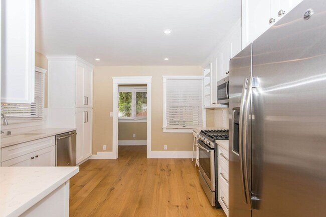 Building Photo - 306 N Shaffer St