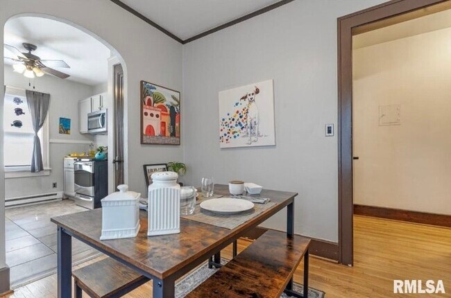 Building Photo - 860 Loraine Ave