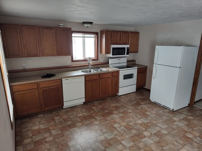 Building Photo - 5710 S Shore Dr