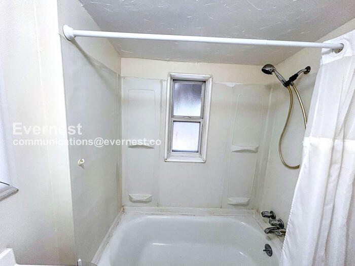 Building Photo - 110 1/2 W Cheyenne Rd