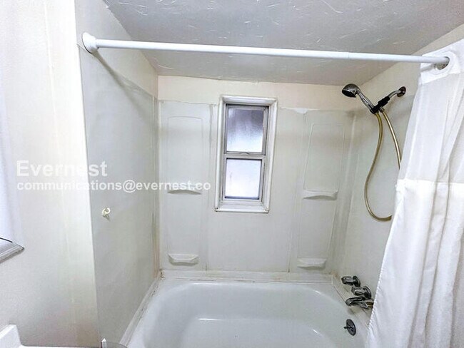 Building Photo - 110 1/2 W Cheyenne Rd