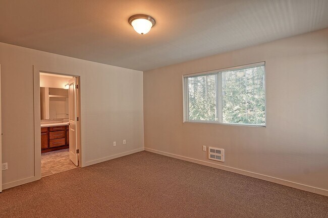 Building Photo - Available NOW! 4-Bedroom End-Unit Townhome Near Silver Lake
