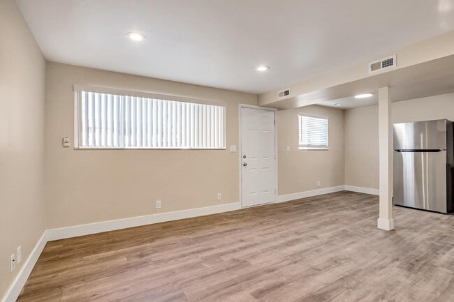 Building Photo - 817 W Heather Ln