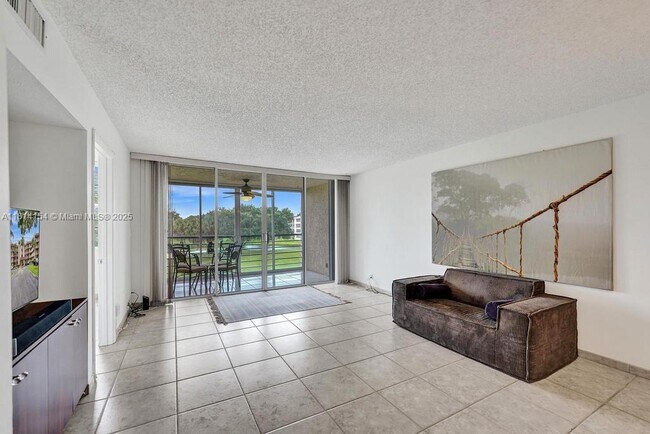 Building Photo - 1911 Sabal Palm Dr