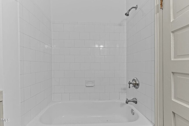 hall bath shower/tub - 304 Linden Avenue