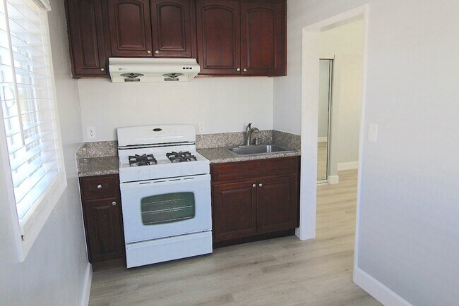 Building Photo - 3345 Del Mar Ave