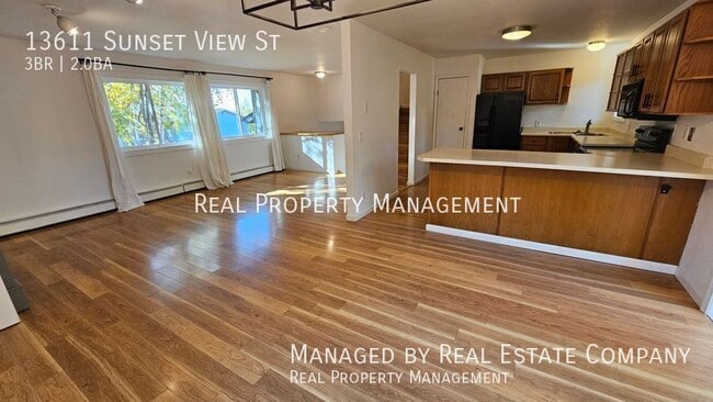 Building Photo - 13611 Sunset View St