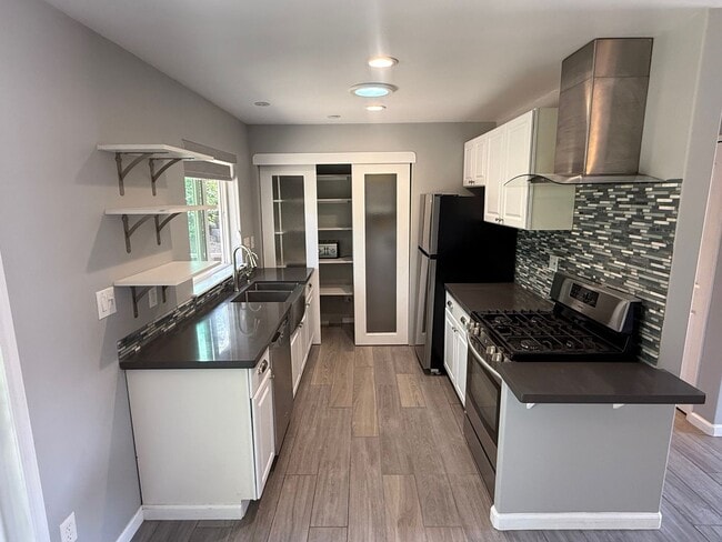 Building Photo - Fully Renovated 1-Bedroom Duplex with Large Outdoor Patio in Martinez