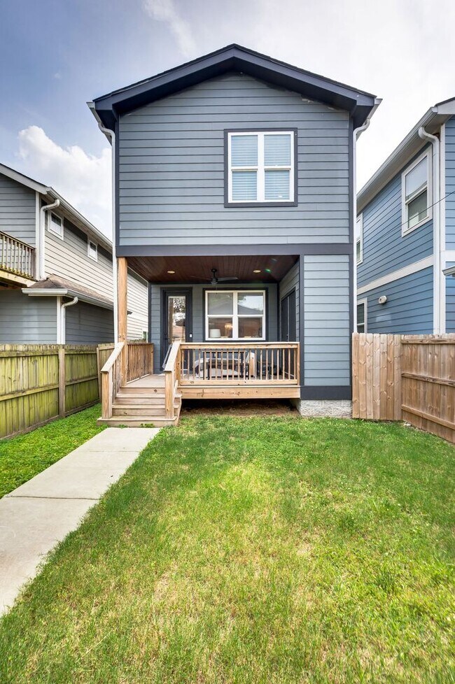 Building Photo - Stunning 3BE/3BA in one of Nashville's hot...