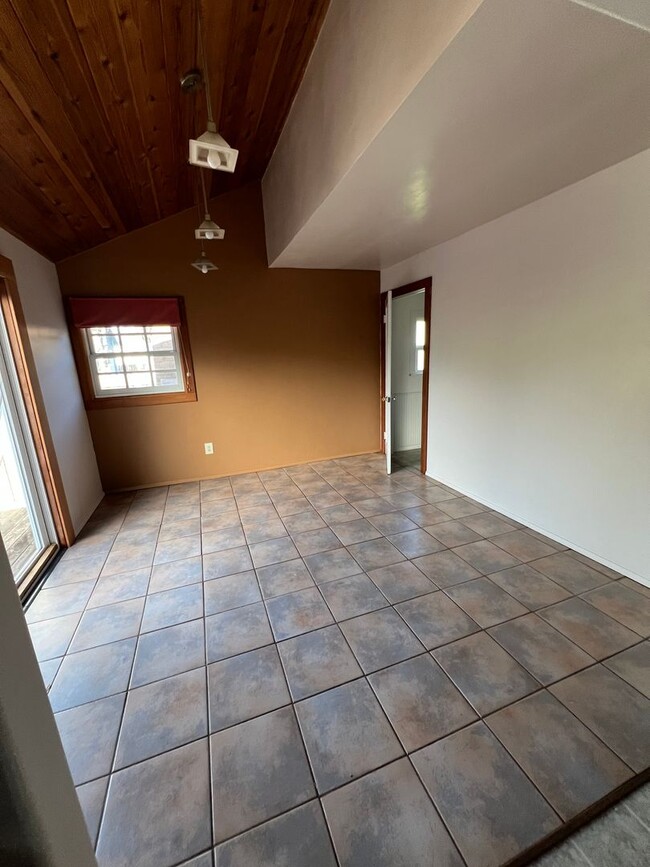 Building Photo - Charming Fields Landing House w/ Large Garage!