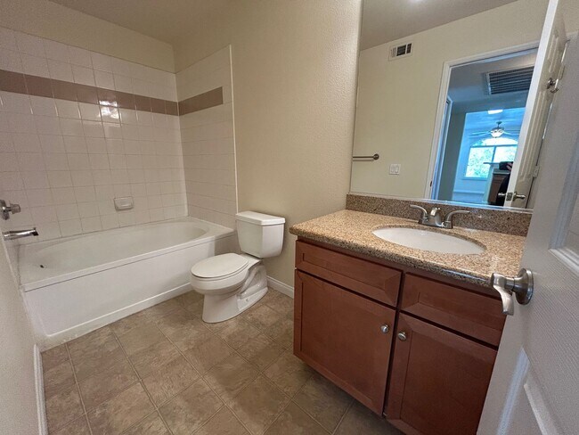 Building Photo - 2 BEDROOM / 2 FULL BATHROOMS LOCATES ON JO...