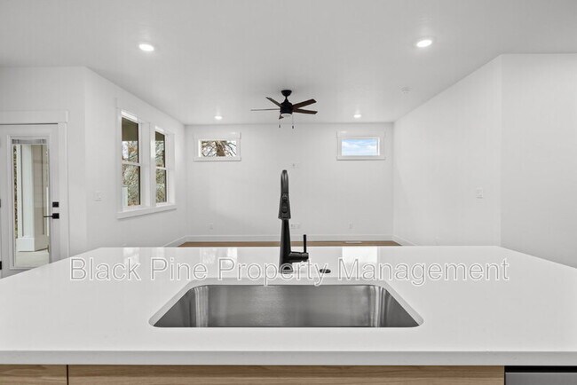 Building Photo - 4642 N Maple Grove Rd
