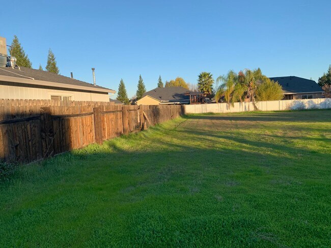 Building Photo - 4 bedroom home in convenient location on Alta Mesa Dr.