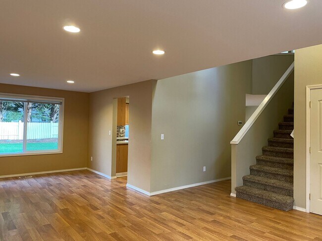 Building Photo - Adorable 4 Bedroom 2.5 Bath Home in Fisher's Landing! Fully Fenced Backyard! Mountain View High S...