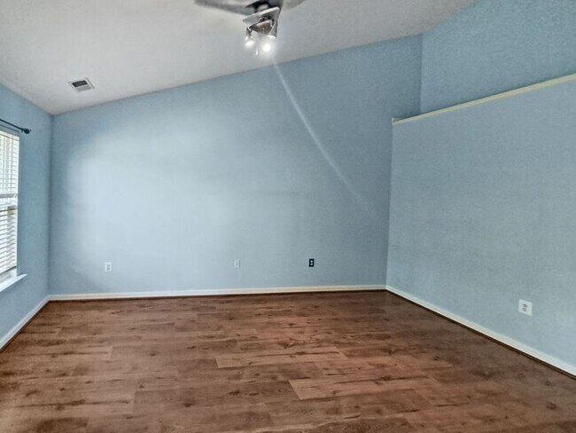 Building Photo - Charming 3-Level Brick Townhome in Waldorf...