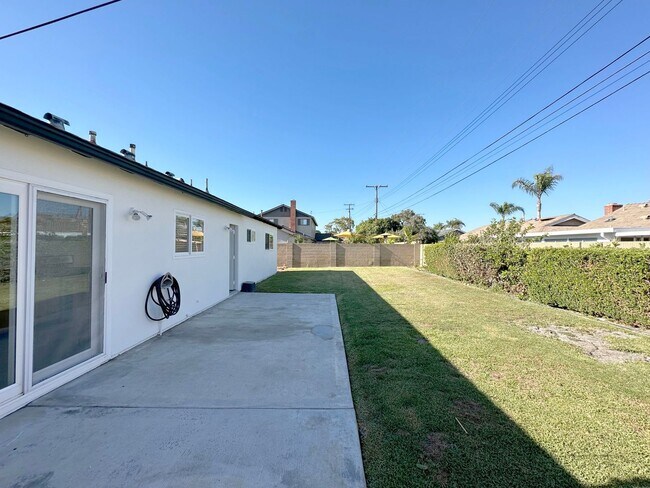 Building Photo - Experience the coastal breeze and the quiet charm of Hawaii Lane.