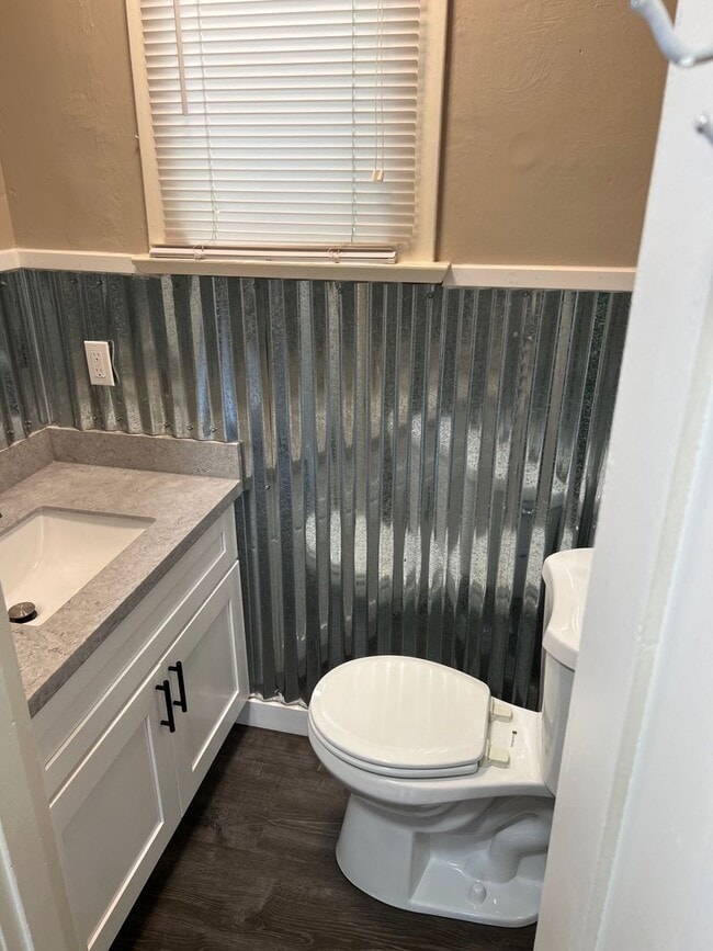 Building Photo - Great 8 Bedroom House Very Close to University of Washington