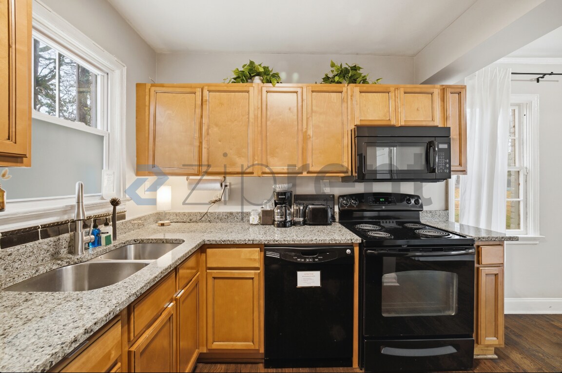 Building Photo - 1534 Beatie Ave SW