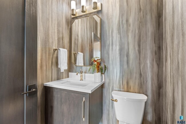 Building Photo - 2807 S Terry Ave