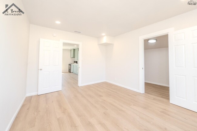 Building Photo - 415 N Oak St