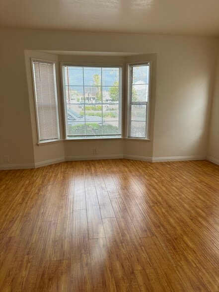 living room - 1522 N Sycamore St