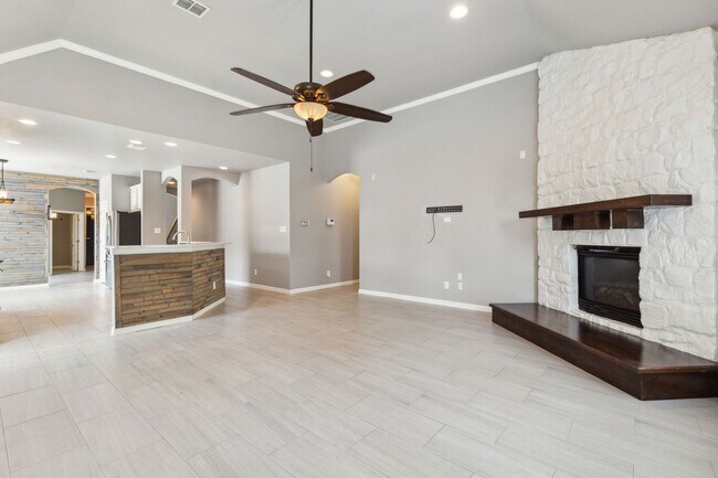 Building Photo - Elegant Living in Fountain Ridge – A Seren...