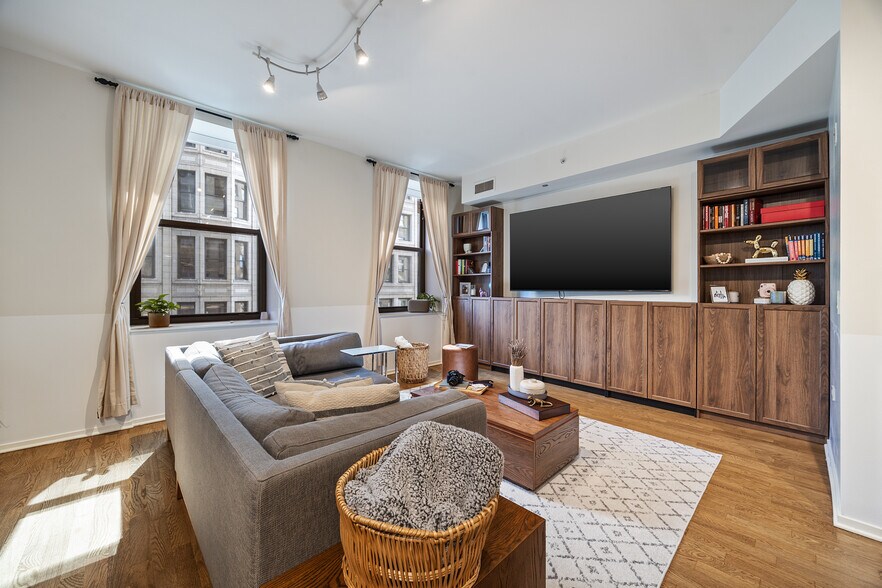 Primary Photo - 310 S Michigan Ave